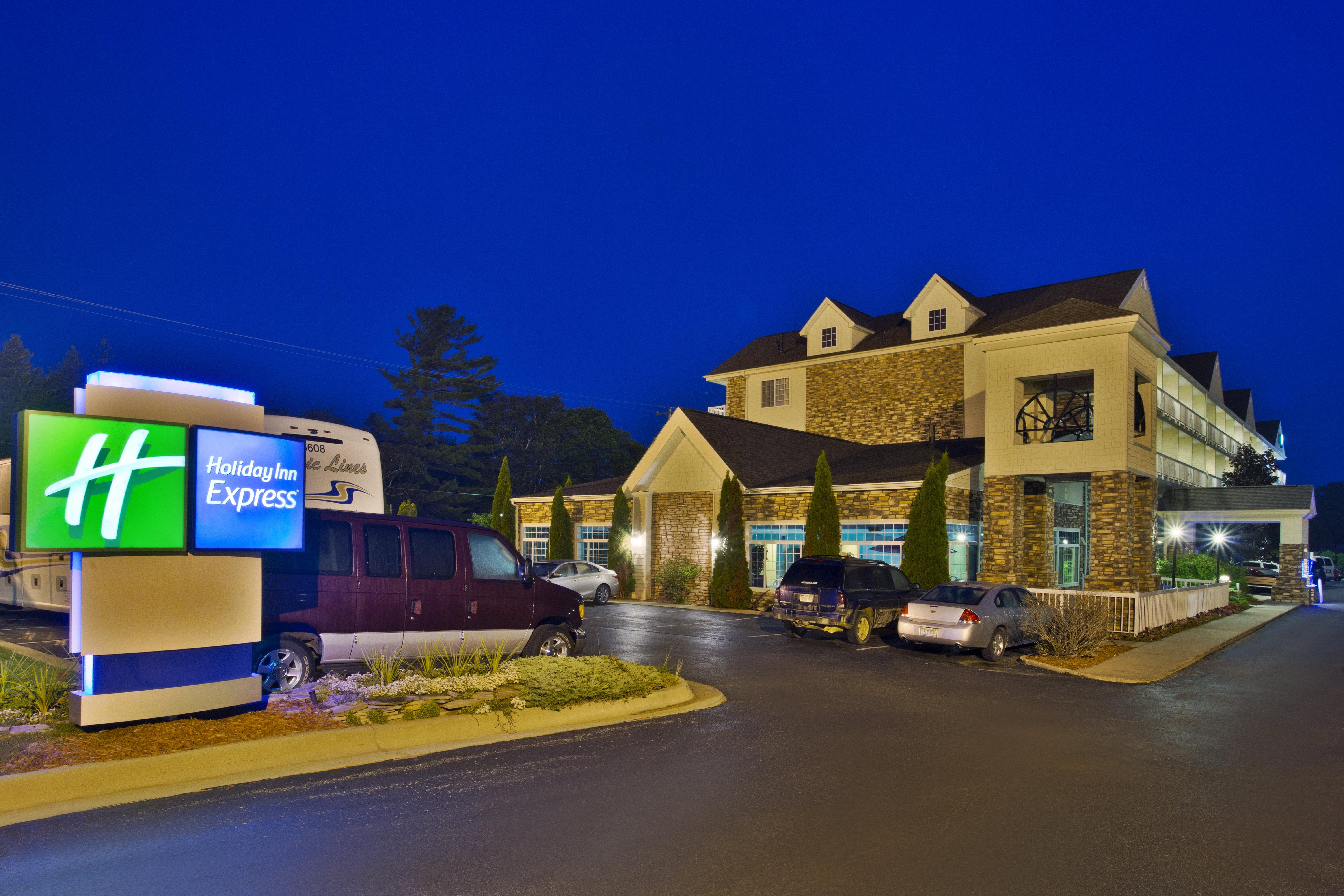 Holiday Inn Express Mackinaw City By Ihg Ngoại thất bức ảnh
